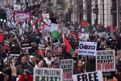 Hundreds of thousands of pro-Palestine protesters rally in London