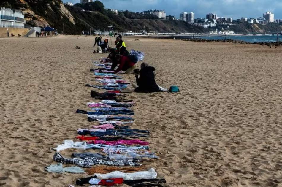 Holding a memorial ceremony for the martyrs of Gaza children on the beach of Bournemouth, England