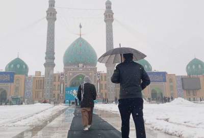 تصاویری زیبا از مسجد مقدس جمکران در یک روز برفی  