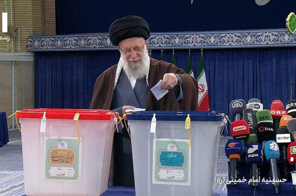 رهبر انقلاب اسلامی آراء خود در انتخابات مجلس شورای اسلامی و خبرگان رهبری ایران را به صندوق انداخت