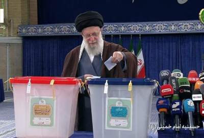رهبر انقلاب اسلامی آراء خود در انتخابات مجلس شورای اسلامی و خبرگان رهبری ایران را به صندوق انداخت  