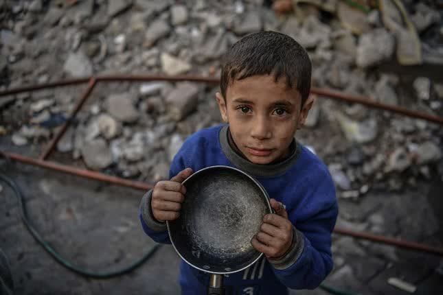 شهادت 27 کودک دیگر در غزه به سبب سوء تغذیه/ حمله موشکی به ناوشکن امریکا در دریای سرخ