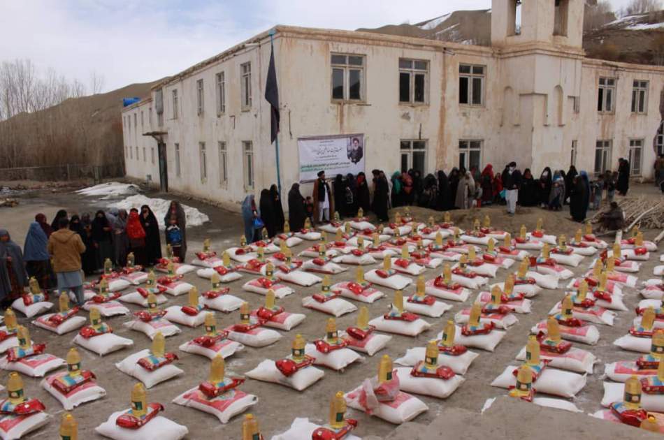 Distribution of aid for 5 thousand orphans and mosque imams by the office of Ayatollah Sistani in Bamyan province
