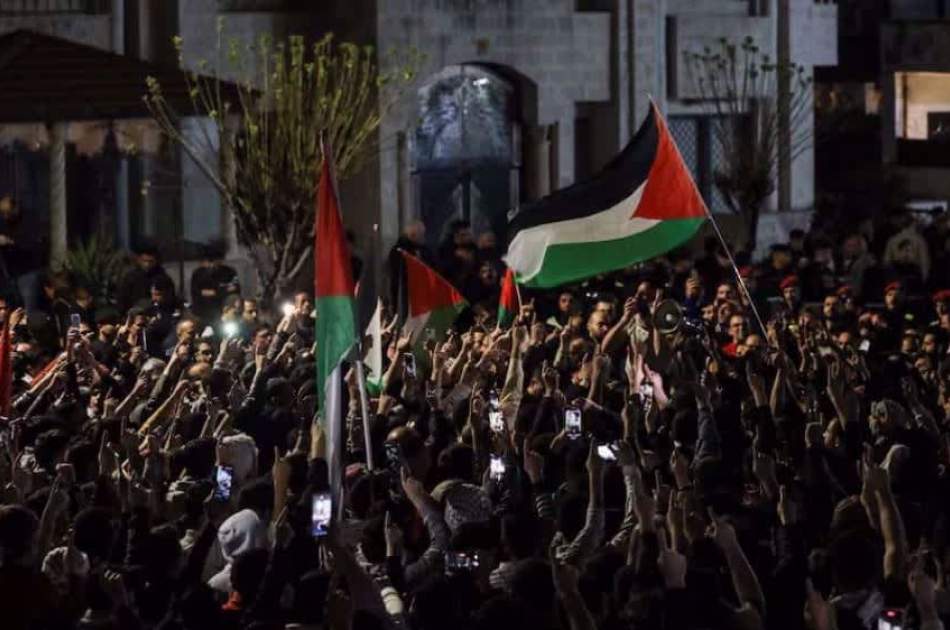 Thousands of protesters surround Israeli embassy in Jordan