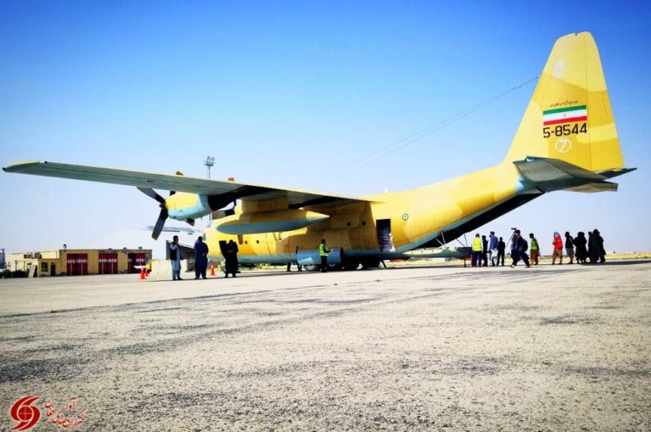 نخستین هواپیمای حامل کمک‌های بشردوستانه ایران برای سیلاب زدگان کشور در میدان هوایی مزارشریف به زمین نشست