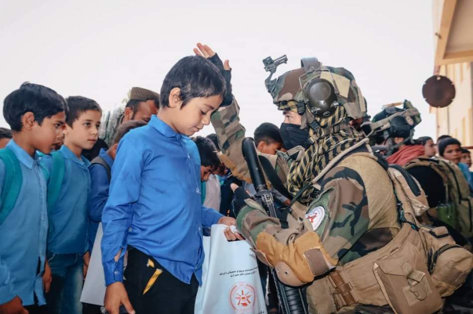 توزیع کتاب و مواد آموزشی از سوی نیروهای اردوی ملی به دانش‌آموزان در بلخ