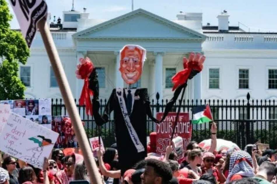 Demonstrators criticize Biden near the White House