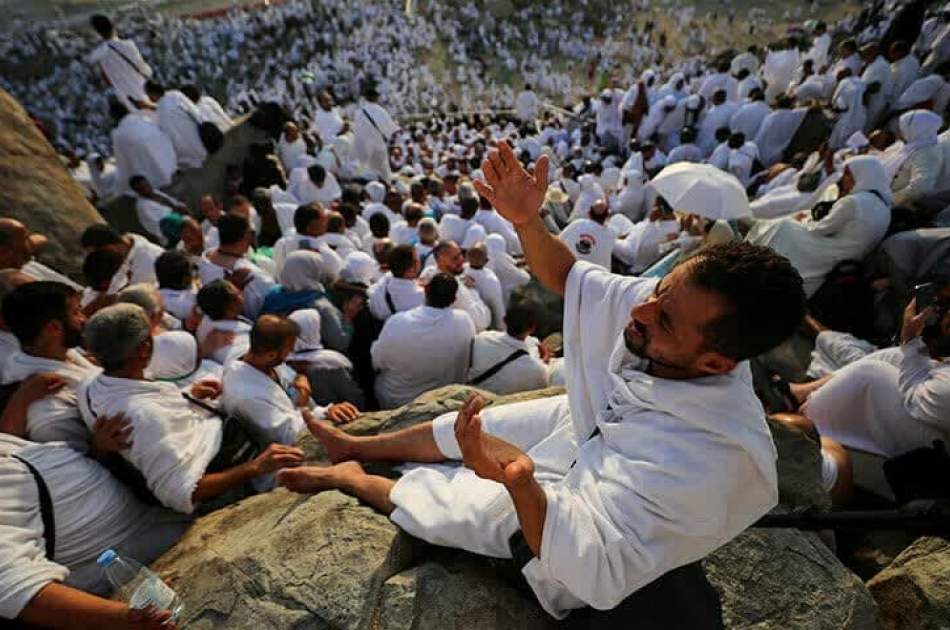 Pilgrims from all over the world pray on Mount Arafat in Hajj