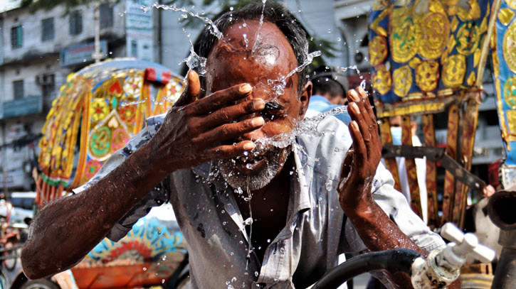 هشدار قرمز گرما در هندوستان؛ زندگی درسایه آب برای فرار از جهنم گرما
