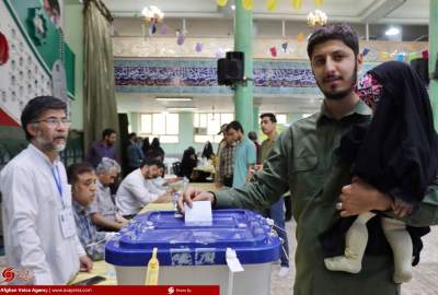 تصاویر/ حضور پرشور مردم متدین مشهد مقدس در پای صندوق های رای انتخابات ریاست جمهوری ایران  