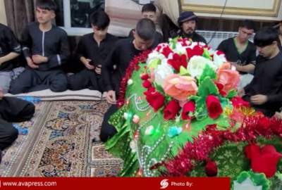تصاویر/گرامی‌داشت شب تاسوعای حسینی و آیین «گهواره کَشی» در یکی از هیئت‌های عزاداری کابل  