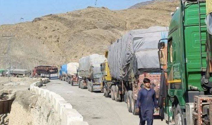 پاکستان ورود موترهای باربری بدون سند عبور موقت از افغانستان را ممنوع کرد